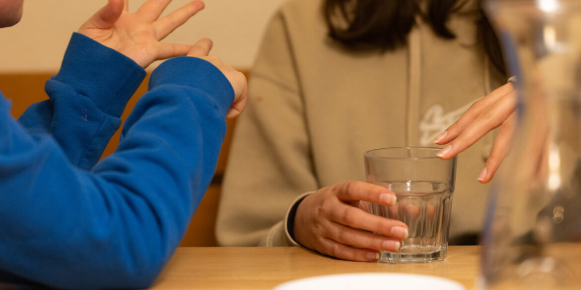 wohnheim-dynamo-symbolbild-haende